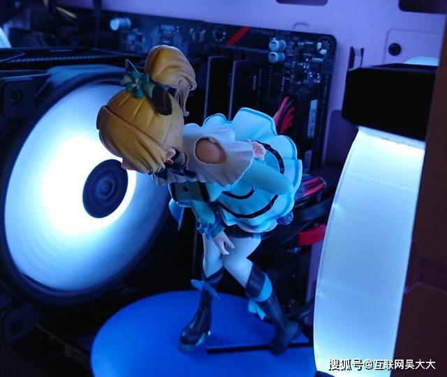 网友把手办放在机箱里,手办没有融化,但换了个姿势