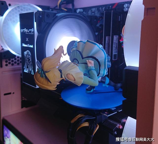 网友把手办放在机箱里,手办没有融化,但换了个姿势