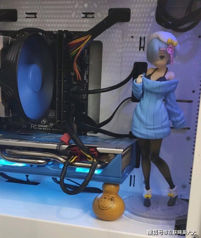 网友把手办放在机箱里,手办没有融化,但换了个姿势
