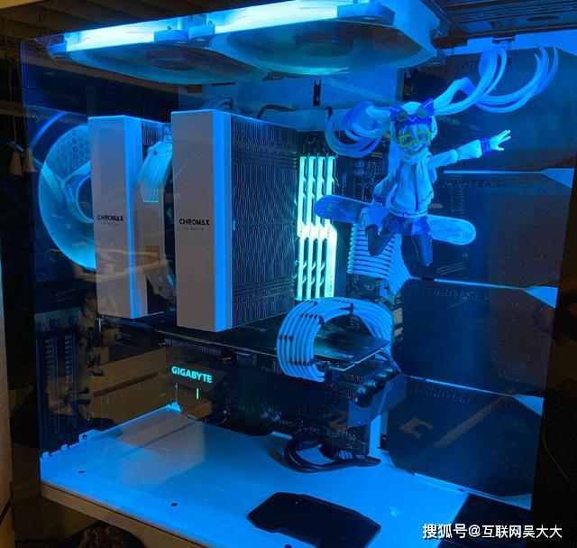 网友把手办放在机箱里,手办没有融化,但换了个姿势