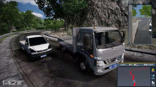 卡车停在路边，司机对着手机一脸迷之微笑，细看竟是在玩这个……