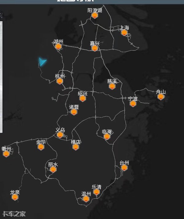 卡车停在路边，司机对着手机一脸迷之微笑，细看竟是在玩这个……