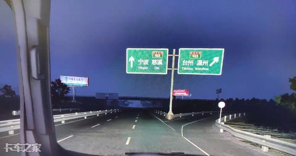 卡车停在路边，司机对着手机一脸迷之微笑，细看竟是在玩这个……