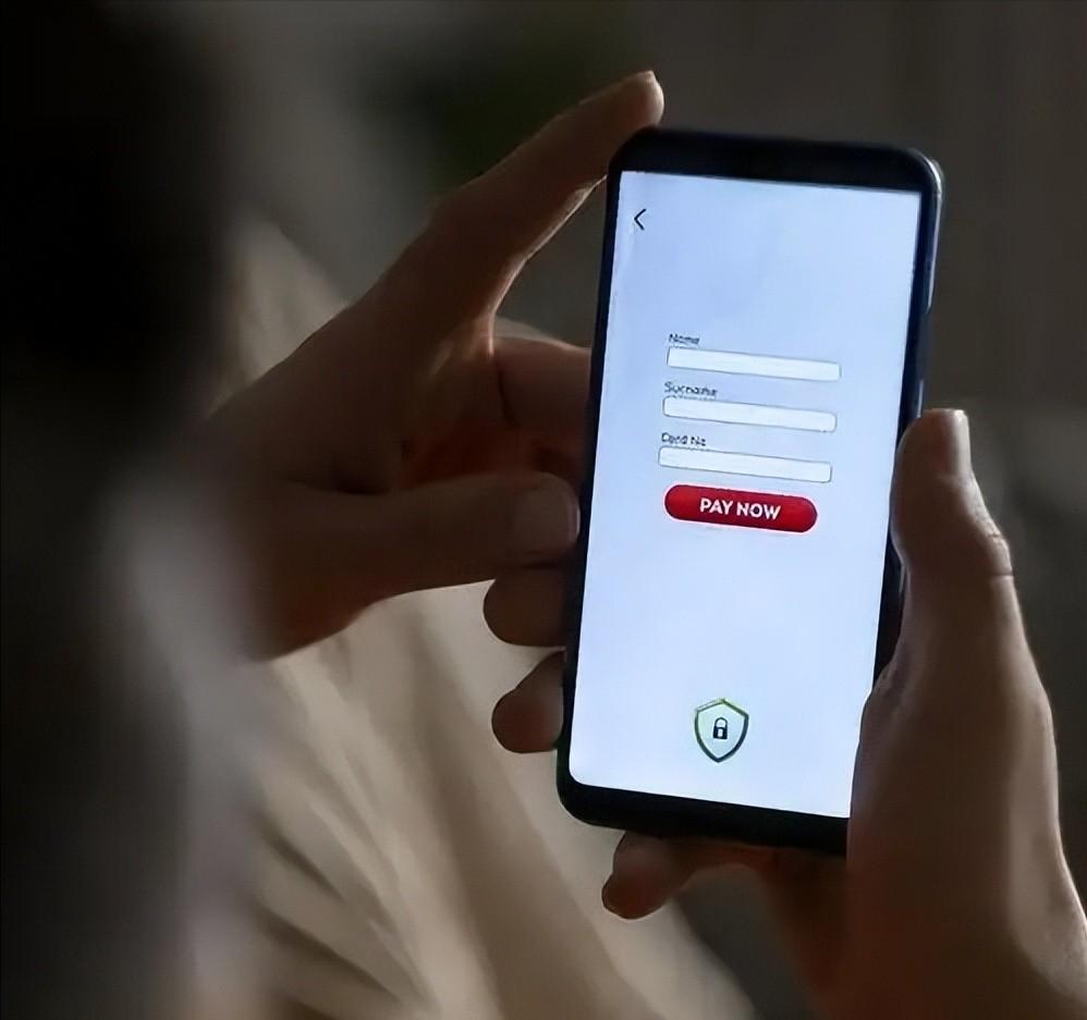 央视警告“千万别下载”！能远程操控手机，有人卡内余额全被转走