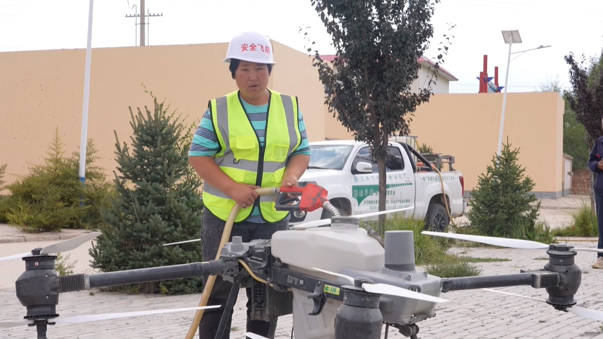 马铃薯生长关键期，会宁用无人机喷药防病害，增产有保障