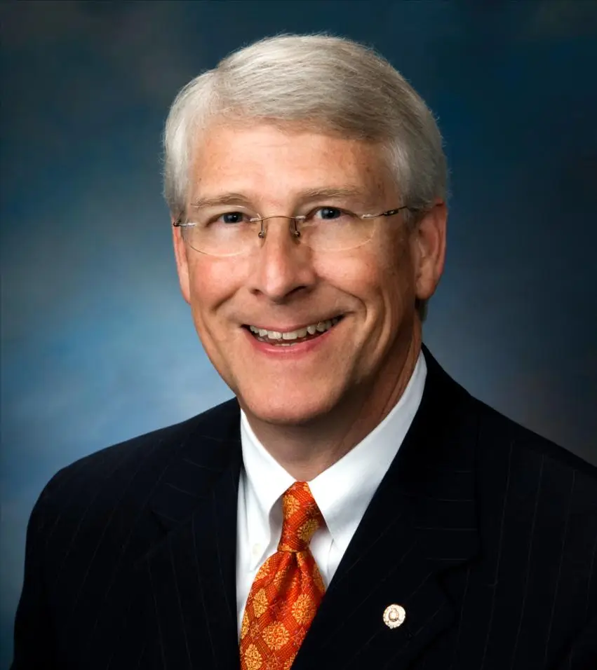 台湾变天信号出现！特朗普下紧急总统令，要举全国之力将大陆一军