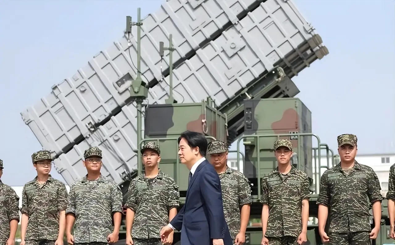 台湾变天信号出现！特朗普下紧急总统令，要举全国之力将大陆一军