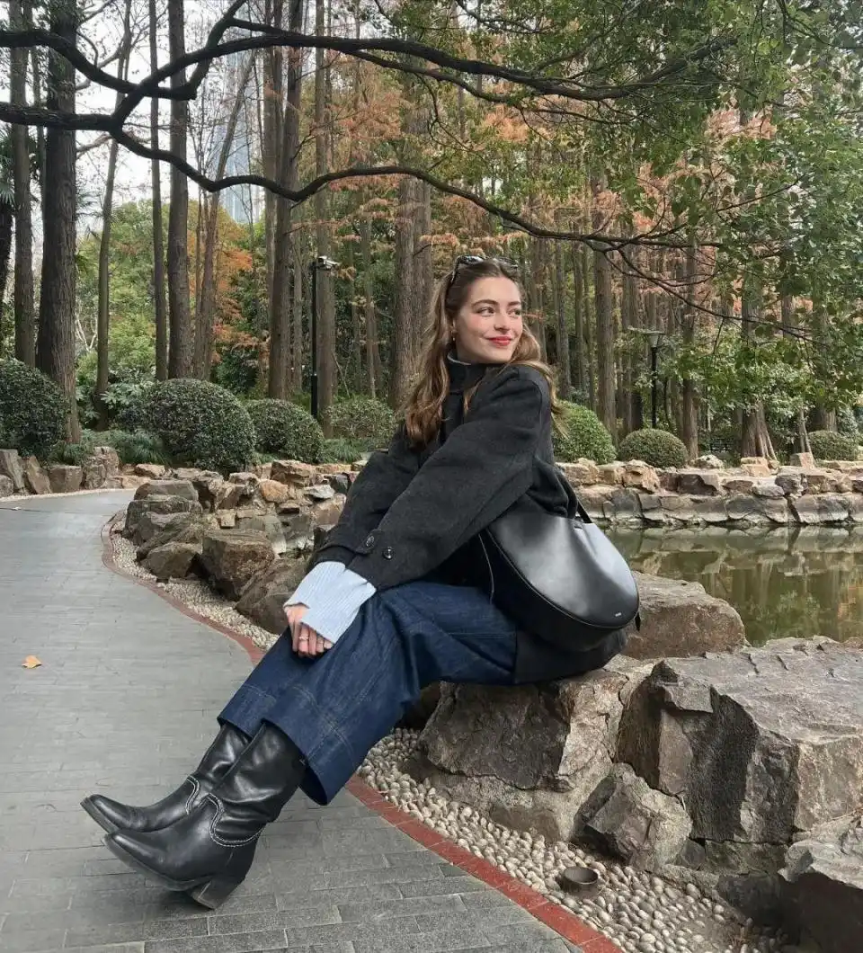 2024年正流行“牛仔裤”新穿法！配上这几件外套就够，显瘦又时髦