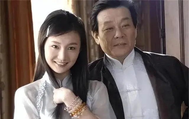 68岁寇世勋近况,晚年常在原配一家身边,二房3名子女在国外留学