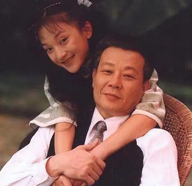 68岁寇世勋近况,晚年常在原配一家身边,二房3名子女在国外留学