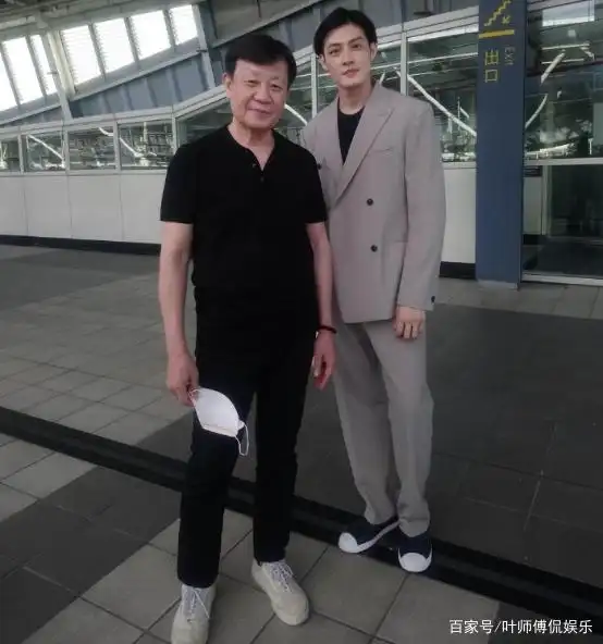 寇世勋带儿子出席活动,高颜值被指像妈,受父母影响生娃却不结婚