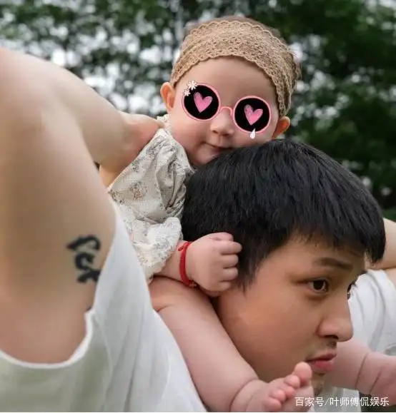 寇世勋带儿子出席活动,高颜值被指像妈,受父母影响生娃却不结婚