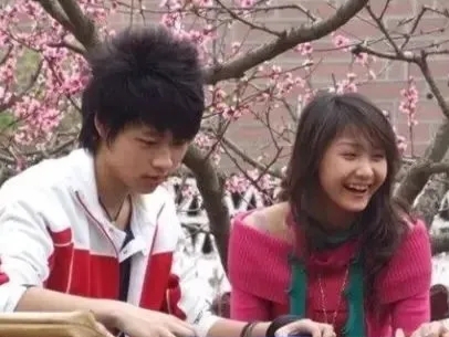 成名不膨胀，数十年如一日宠素人老婆，专一且痴情的魏晨太难得