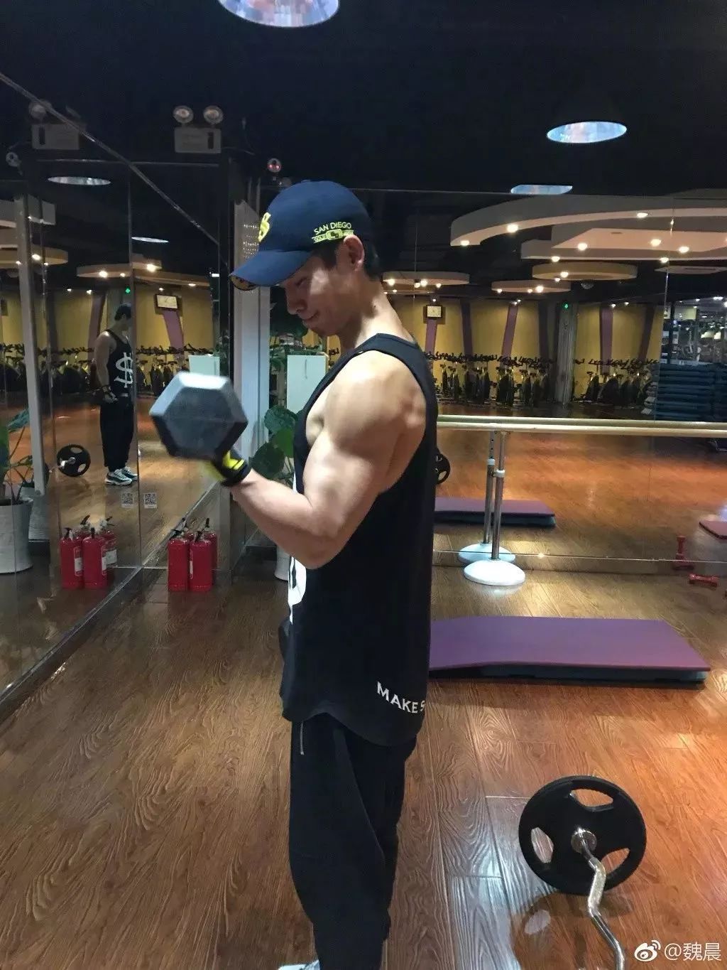 33岁的魏晨“高调”水下求婚成功！网友直呼浪漫又别致