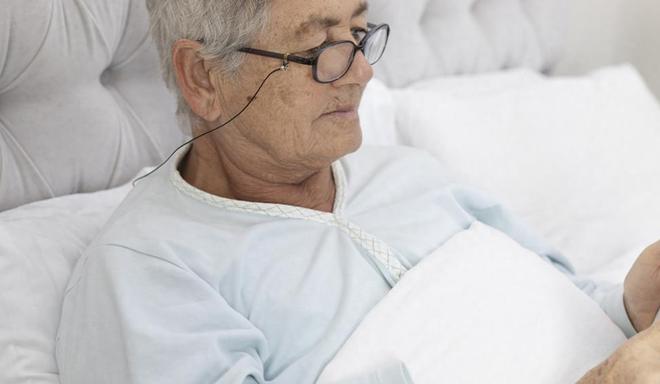 伺候公婆六年被小叔子一个耳光打醒，她把公婆送上车：不伺候了