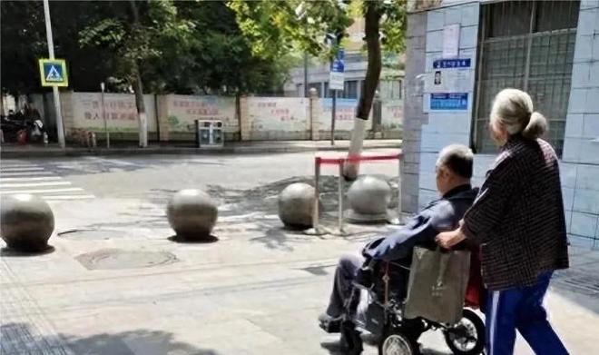 伺候公婆六年被小叔子一个耳光打醒，她把公婆送上车：不伺候了