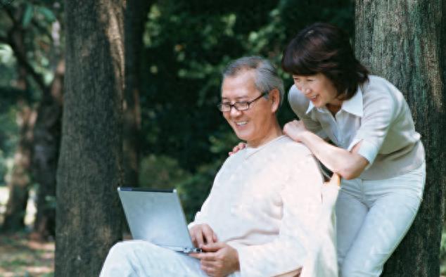 伺候公婆六年被小叔子一个耳光打醒，她把公婆送上车：不伺候了