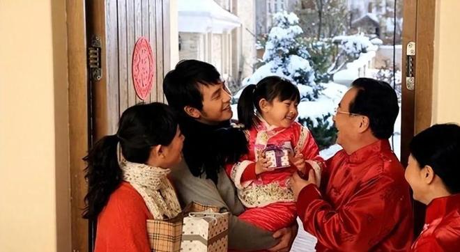 伺候公婆六年被小叔子一个耳光打醒，她把公婆送上车：不伺候了