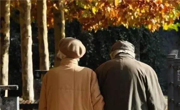 伺候公婆六年被小叔子一个耳光打醒，她把公婆送上车：不伺候了