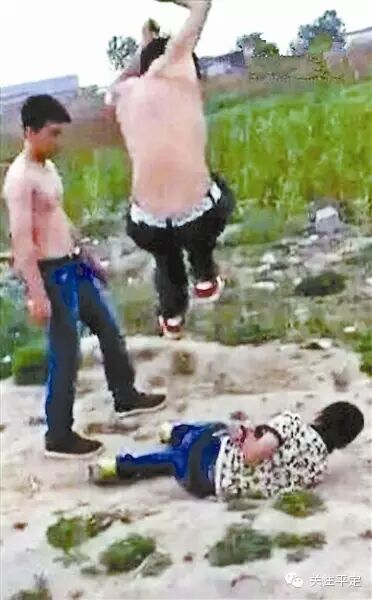 〖新闻正听〗近日微信疯传“三男子轮流殴打一少年”视频,引起人民的愤慨,原来是……