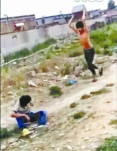 〖新闻正听〗近日微信疯传“三男子轮流殴打一少年”视频,引起人民的愤慨,原来是……
