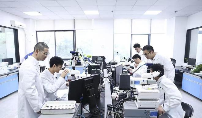 中国硬气出手,打响反击第一枪!拒付天价版面费,撕开西方遮羞布