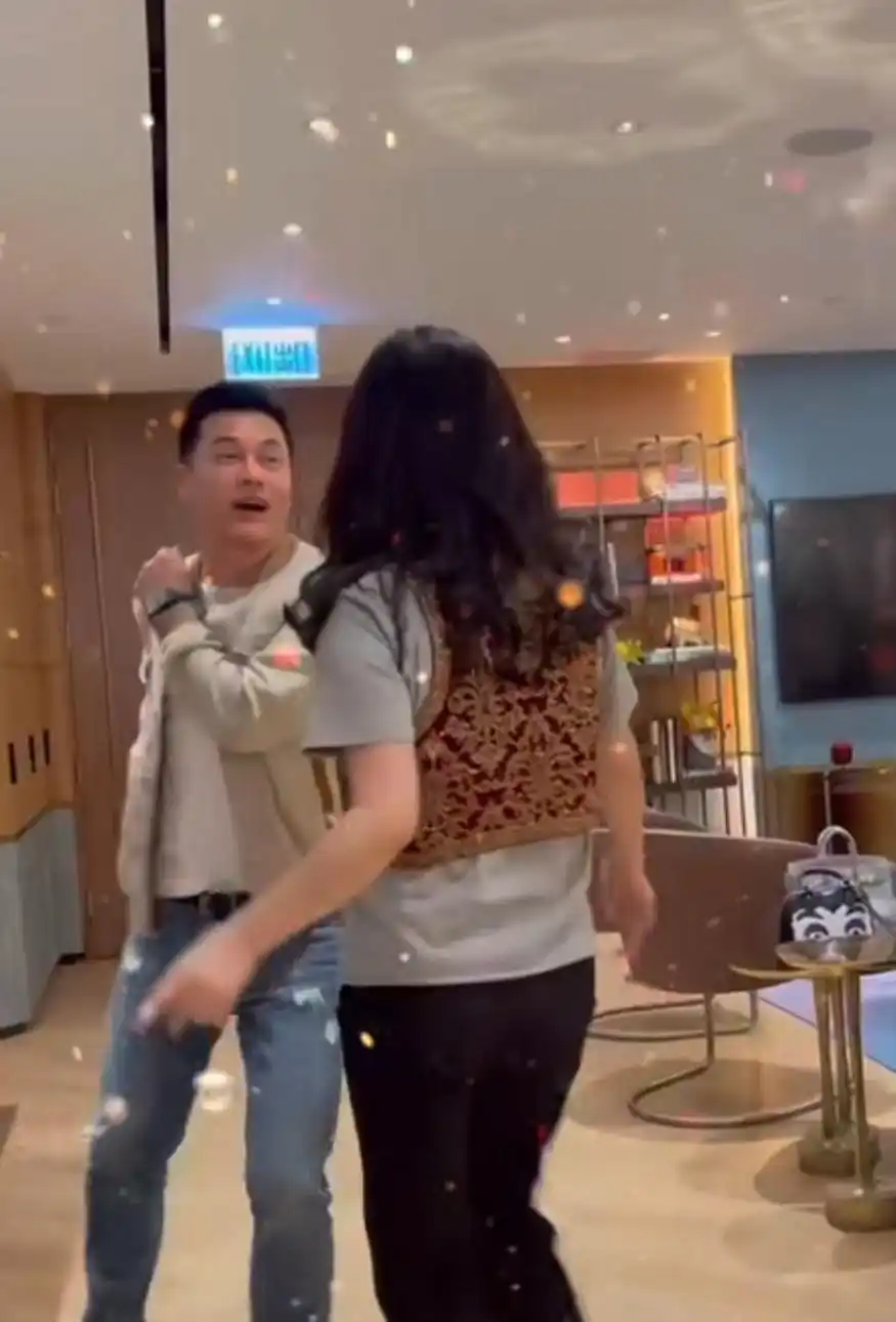 吕良伟与小15岁富婆妻子热舞，保养得当不显老，结婚20年仍恩爱