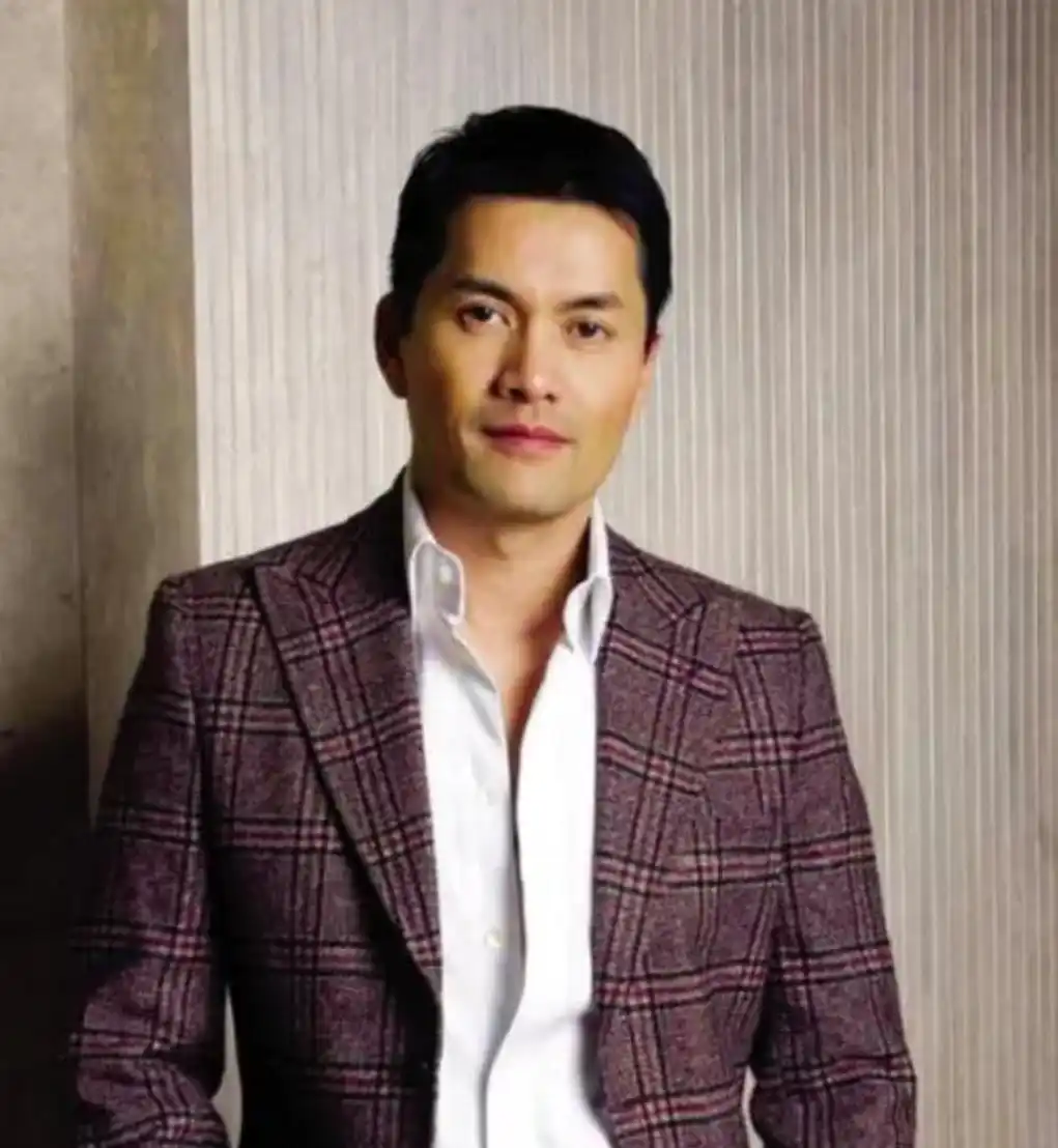 吕良伟与小15岁富婆妻子热舞，保养得当不显老，结婚20年仍恩爱