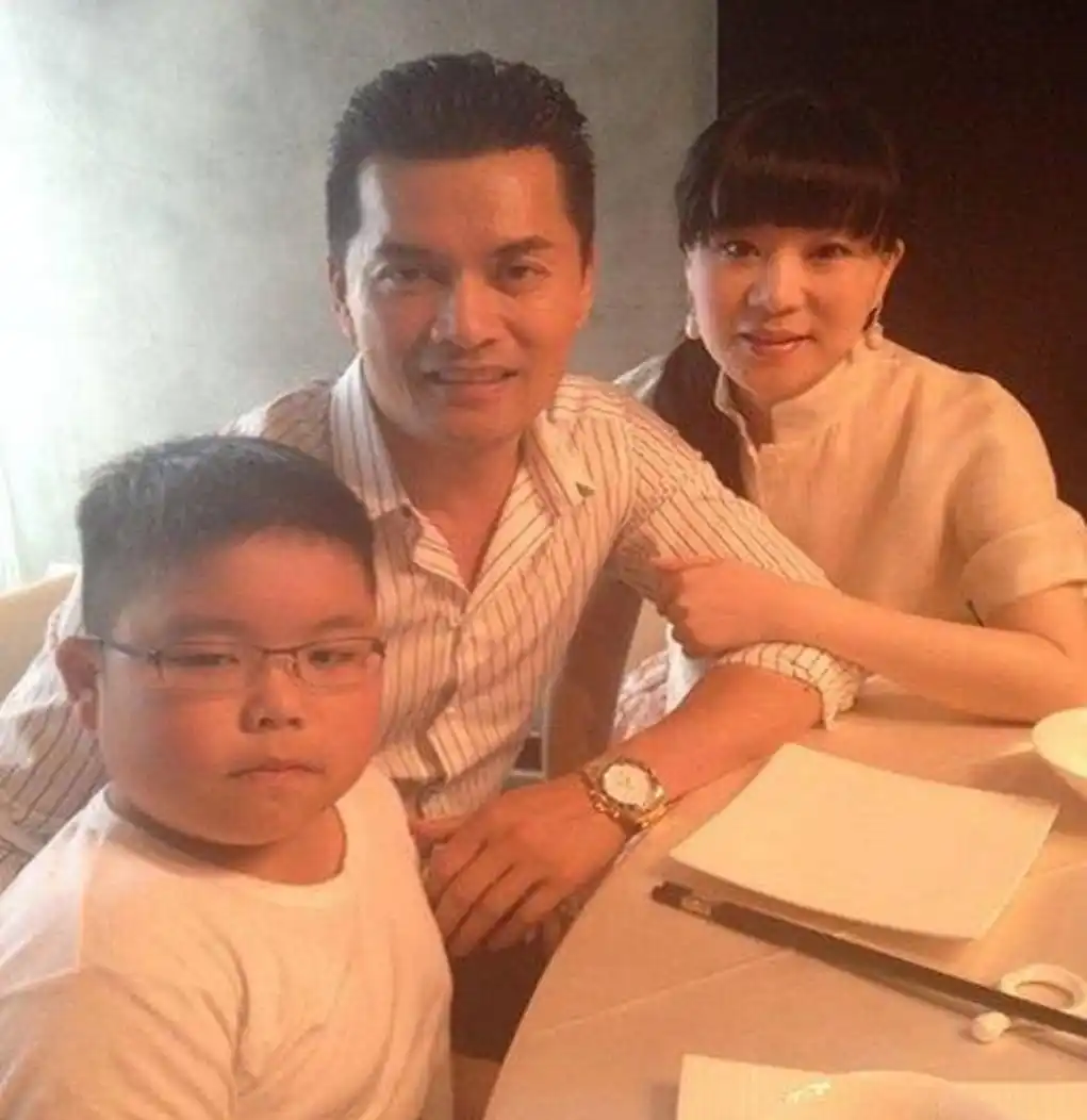 吕良伟与小15岁富婆妻子热舞，保养得当不显老，结婚20年仍恩爱