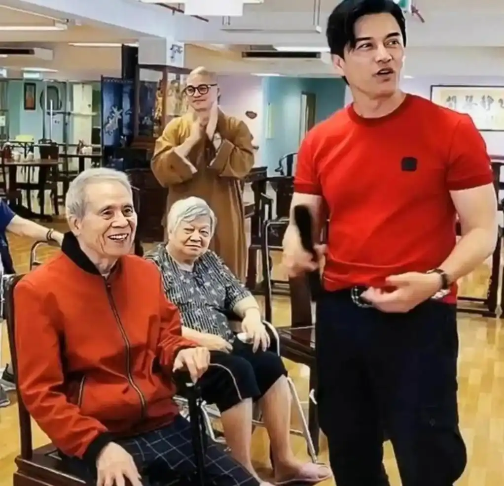 吕良伟与小15岁富婆妻子热舞，保养得当不显老，结婚20年仍恩爱