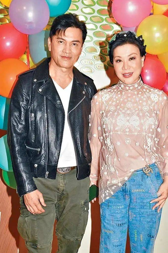 吕良伟夫妻曝21岁独子近况,会做饭受异性欢迎,长相肥胖不像爸