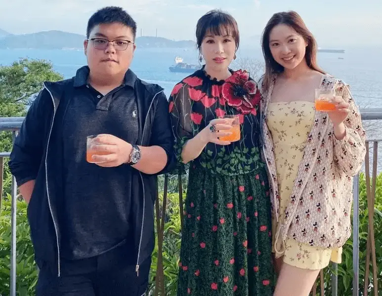 吕良伟夫妻曝21岁独子近况,会做饭受异性欢迎,长相肥胖不像爸