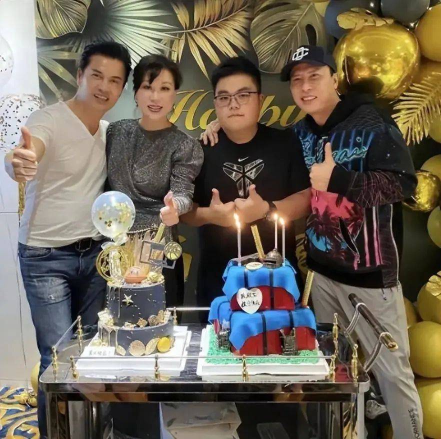 吕良伟夫妻曝21岁独子近况,会做饭受异性欢迎,长相肥胖不像爸