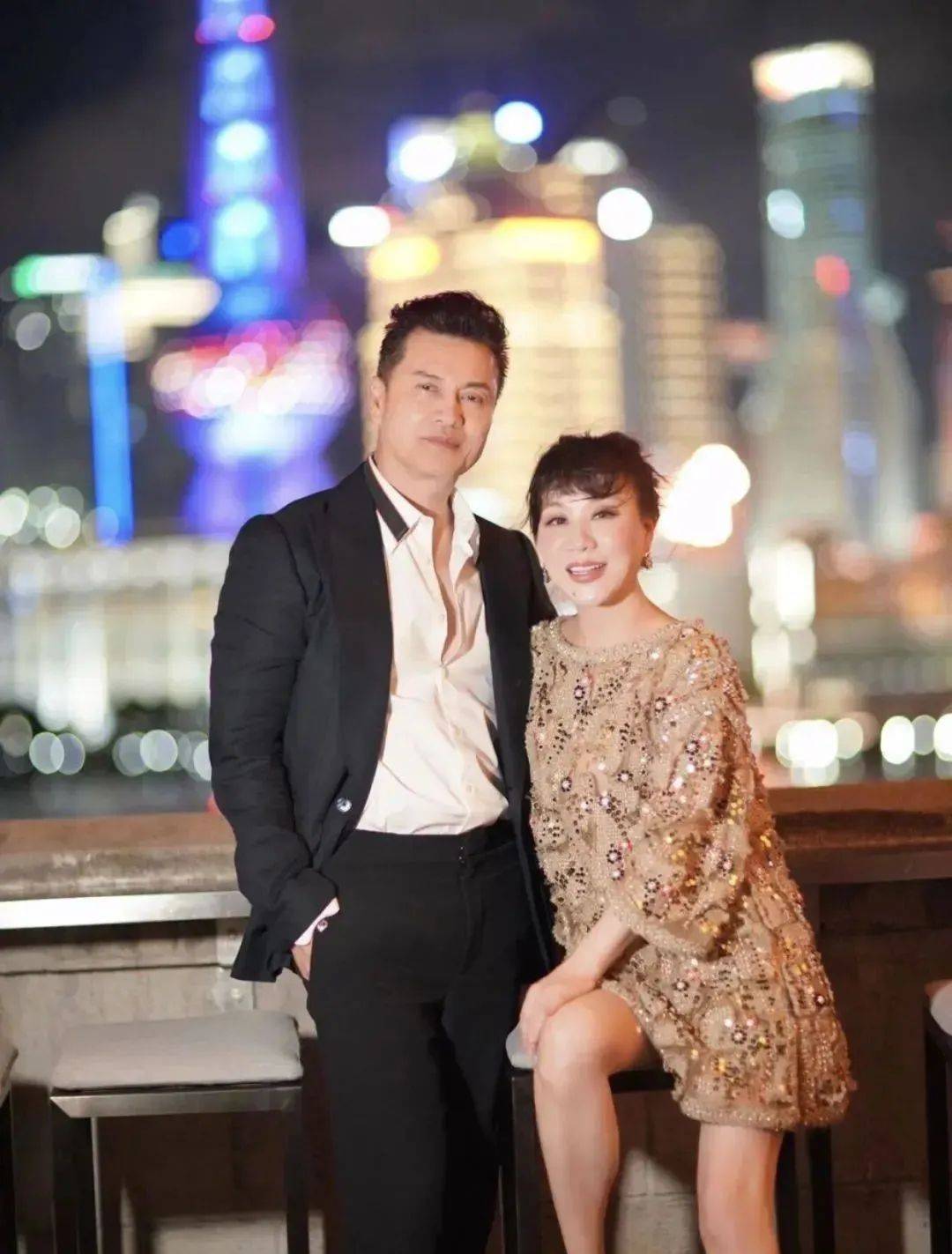 吕良伟夫妻曝21岁独子近况,会做饭受异性欢迎,长相肥胖不像爸