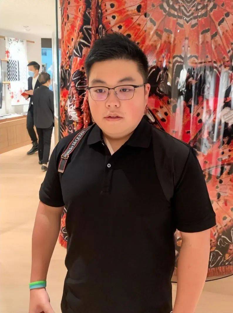 吕良伟夫妻曝21岁独子近况,会做饭受异性欢迎,长相肥胖不像爸