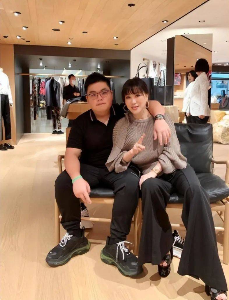 吕良伟夫妻曝21岁独子近况,会做饭受异性欢迎,长相肥胖不像爸