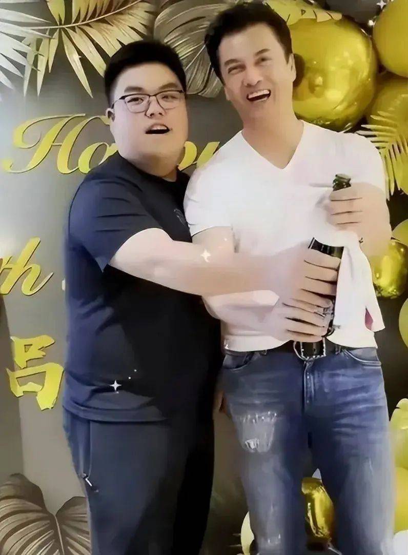 吕良伟夫妻曝21岁独子近况,会做饭受异性欢迎,长相肥胖不像爸
