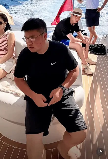 吕良伟夫妻曝21岁独子近况,会做饭受异性欢迎,长相肥胖不像爸