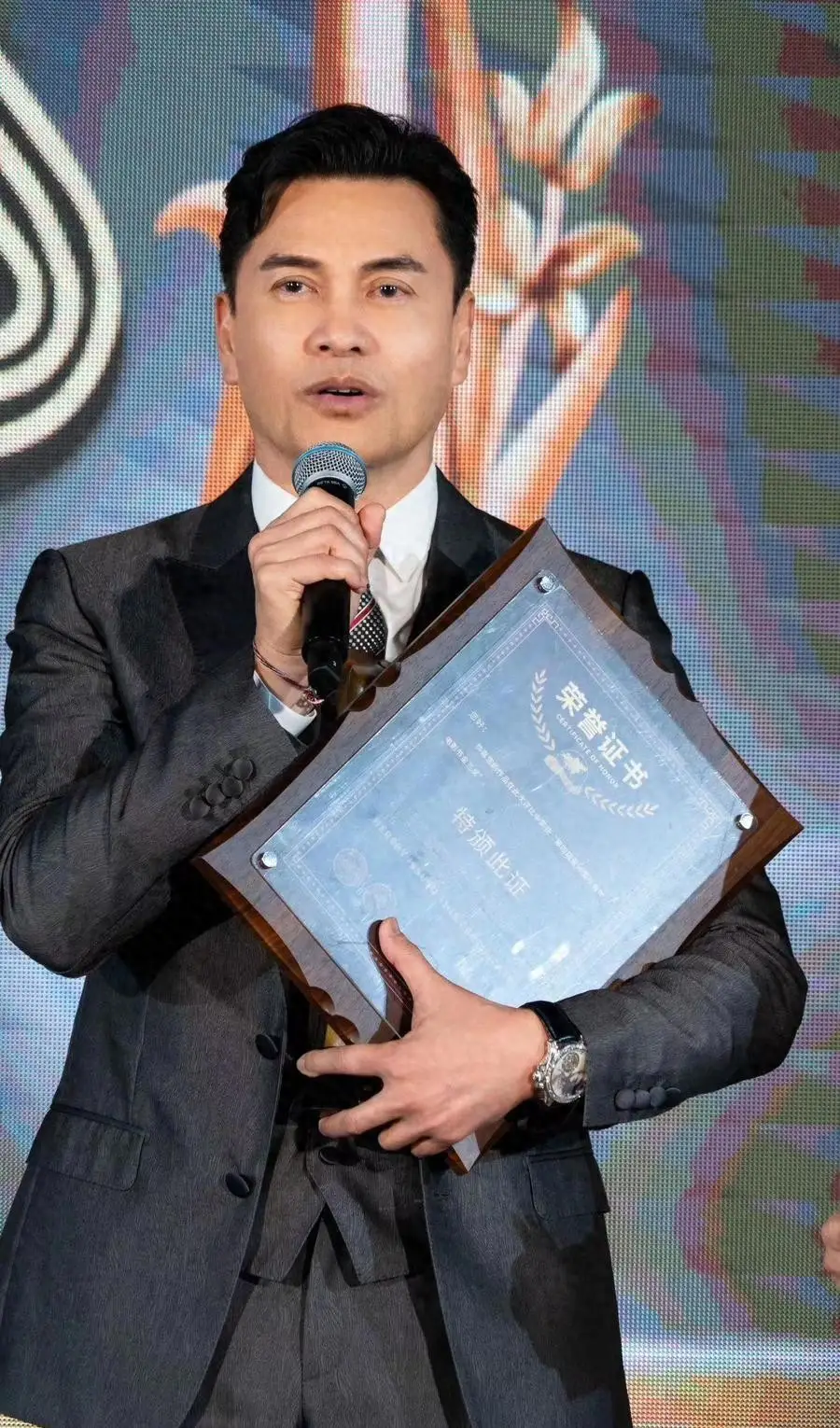 杨小娟晒半山豪宅喜鹊报喜,吕良伟娶旺夫女家业兴旺,儿子有出息