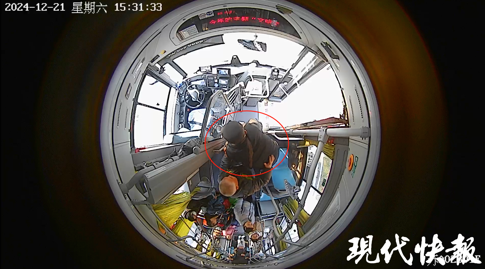 老人公交车上晕倒,南京热心司机背他就医