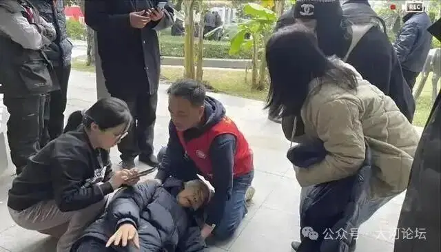 「不是你撞的，干嘛去扶」的法官：17年后，各方煎熬的人生