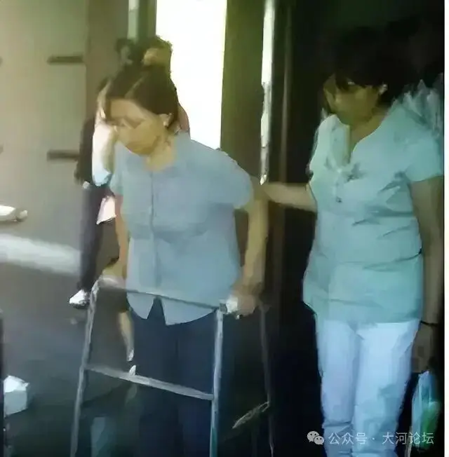 「不是你撞的，干嘛去扶」的法官：17年后，各方煎熬的人生