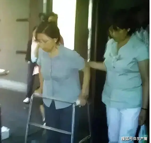 “不是你撞的，干嘛去扶”的法官：十七年后，各方煎熬的人生