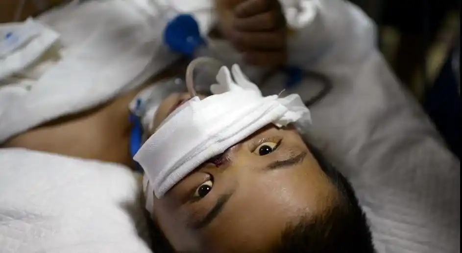 多年前山东男孩被工友开玩笑，用高压泵往体内充气，五脏严重损坏