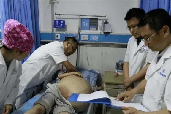 多年前山东男孩被工友开玩笑，用高压泵往体内充气，五脏严重损坏