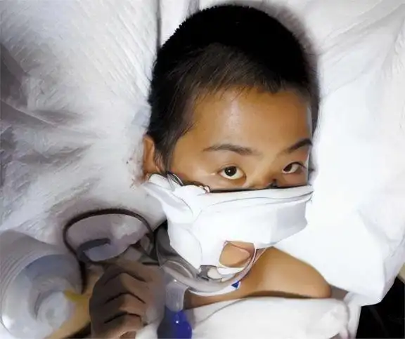 多年前山东男孩被工友开玩笑，用高压泵往体内充气，五脏严重损坏