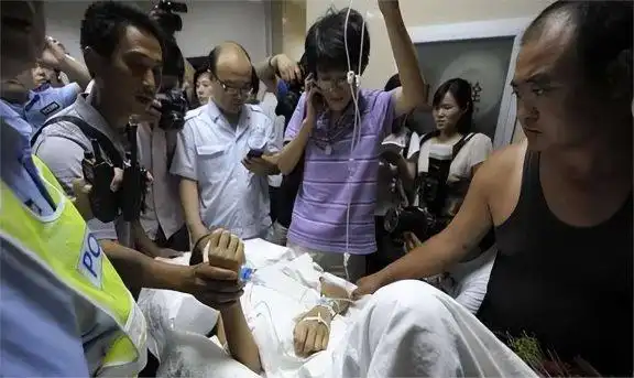 多年前山东男孩被工友开玩笑，用高压泵往体内充气，五脏严重损坏