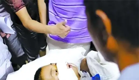 多年前山东男孩被工友开玩笑，用高压泵往体内充气，五脏严重损坏