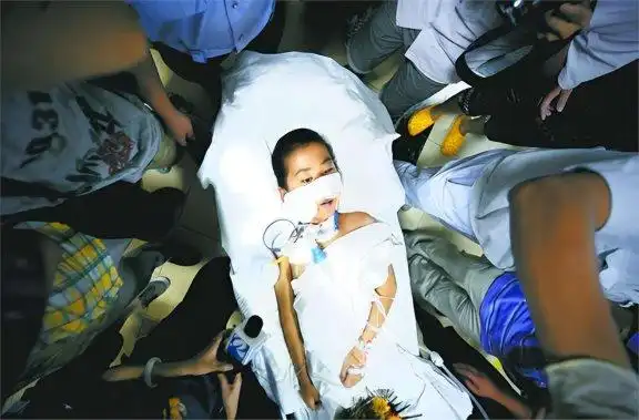 多年前山东男孩被工友开玩笑，用高压泵往体内充气，五脏严重损坏