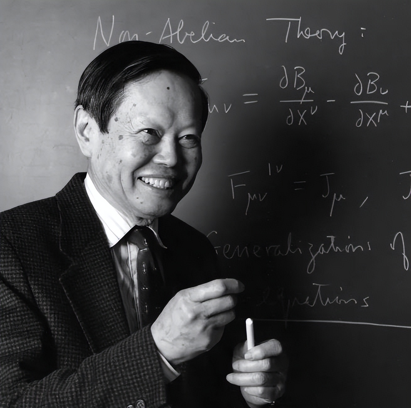 杨振汉赴八宝山送别杨振宁!露面回忆往事,透露了哥哥的一个遗憾